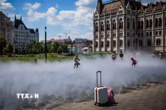 Người dân tại Budapest, Hungary ngày 24/6/2026. (Ảnh: THX/TTXVN phát)