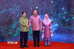 Thủ tướng Malaysia Anwar Ibrahim, Chủ tịch ASEAN 2025 và Phu nhân đón Thủ tướng Phạm Minh Chính. (Ảnh: Dương Giang/TTXVN)