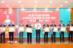 Đồng chí Nguyễn Duy Ngọc, Ủy viên Bộ Chính trị, Bí thư Trung ương Đảng, Chủ nhiệm Uỷ ban Kiểm tra Trung ương trao Huân chương Lao động các hạng Nhất, Nhì của Chủ tịch nước tặng các cá nhân có thành tích xuất sắc. (Ảnh: Phương Hoa/TTXVN)