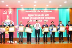 Đồng chí Nguyễn Duy Ngọc, Ủy viên Bộ Chính trị, Bí thư Trung ương Đảng, Chủ nhiệm Uỷ ban Kiểm tra Trung ương trao Huân chương Lao động các hạng Nhất, Nhì của Chủ tịch nước tặng các cá nhân có thành tích xuất sắc. (Ảnh: Phương Hoa/TTXVN)