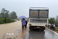 Các phương tiện không thể lưu thông tại đoạn Km 354 trên Quốc lộ 32, xã Mường Than, Lai Châu. (Ảnh: TTXVN phát)