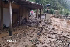 Mưa lũ ở tỉnh Sơn La làm đất, đá tràn vào nhà dân. (Ảnh minh họa: TTXVN phát)