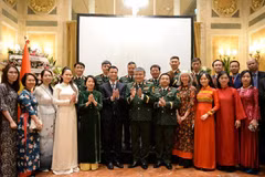 Thượng tướng Nguyễn Văn Hiền cùng cán bộ Văn phòng Tùy viên Quốc phòng Việt Nam tại Italy và các đại biểu tham dự buổi lễ. (Nguồn: Báo Quân đội Nhân dân)