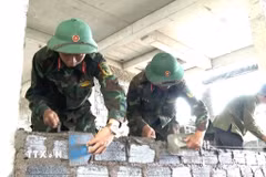 Việc tham gia hỗ trợ xây dựng các trường học thể hiện trách nhiệm, tình cảm của lực lượng vũ trang đối với đồng bào vùng biên giới. (Ảnh: Võ Dung/TTXVN)