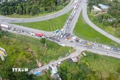 Nút giao thông bị ùn ứ sau vụ va chạm liên hoàn trên cao tốc Thành phố Hồ Chí Minh-Trung Lương. (Ảnh: TTXVN phát)