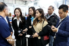 Đoàn phóng viên Thông tấn xã Campuchia (AKP) tìm hiểu hoạt động sản xuất kinh doanh tại Công ty TNHH Keystone Electrical Việt Nam thuộc Khu Công nghiệp Liên Hà Thái (Khu Kinh tế Thái Bình) ở xã Thái Thụy, tỉnh Hưng Yên. (Ảnh: Thế Duyệt/TTXVN)