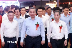 Tổng Bí thư Tô Lâm và các đồng chí lãnh đạo, nguyên lãnh đạo Đảng, Nhà nước dự chương trình nghệ thuật "Đảng trong Mùa xuân Đại thắng". (Ảnh: Thống Nhất/TTXVN)