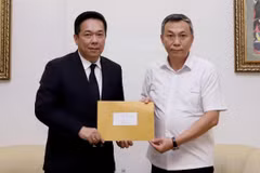 Phó Chủ tịch Liên đoàn Bóng đá Thái Lan chuyển thư xin lỗi của Liên đoàn Bóng đá Thái Lan tới Chủ tịch Liên đoàn Bóng đá Việt Nam Trần Quốc Tuấn. (Nguồn: VFF)
