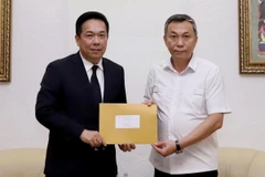 Phó Chủ tịch Liên đoàn Bóng đá Thái Lan chuyển thư xin lỗi của Liên đoàn Bóng đá Thái Lan tới Chủ tịch Liên đoàn Bóng đá Việt Nam Trần Quốc Tuấn. (Nguồn: VFF)