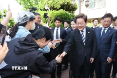 Tân Tổng thống Hàn Quốc Lee Jae-myung chào người dân khi rời nhà riêng ở Incheon để tới lễ nhậm chức, ngày 4/6/2025. (Ảnh: Yonhap/TTXVN)