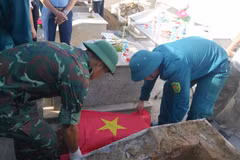 Bộ Chỉ huy Quân sự tỉnh Thanh Hóa đã tổ chức lấy mẫu tại 9/25 nghĩa trang liệt sỹ trên địa bàn tỉnh; khai quật 457/2.955 mộ chưa xác định được thông tin; trong đó đủ điều kiện lấy mẫu: 355 mẫu; không đủ điều kiện lấy mẫu: 122 mộ. (Ảnh: Khiếu Tư/TTXVN)