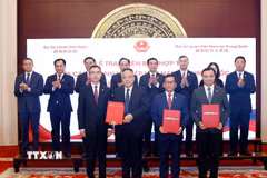Lễ trao biên bản hợp tác giữa các doanh nghiệp Việt Nam-Trung Quốc. (Ảnh: Thống Nhất/TTXVN)