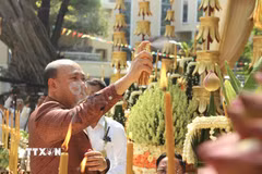 Ông Hun Many - Chủ tịch Hội Liên hiệp Thanh niên Campuchia (UYFC), Phó Thủ tướng kiêm Bộ trưởng Bộ công vụ Campuchia - thực hiện các nghi thức trong Lễ đón chư thiên, khởi đầu chuỗi chương trình hoạt động trong khuôn khổ sự kiện Nokor Sangkranta 2026 tại thắng cảnh Wat Phnom (Chùa Núi) ở trung tâm thủ đô Phnom Penh. (Ảnh: Minh Hưng/TTXVN)