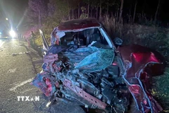 Xe ôtô con biến dạng sau va chạm. (Ảnh: TTXVN phát)