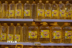 Dầu ăn được bày bán tại một siêu thị ở Lilongwe, Malawi. (Ảnh: AFP/TTXVN)