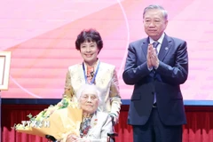 Tổng Bí thư Tô Lâm trao danh hiệu Anh hùng Lao động cho đồng chí Nguyễn Thị Bình, nguyên Ủy viên Trung ương Đảng, nguyên Phó Chủ tịch nước, nguyên Bộ trưởng Bộ Ngoại giao Chính phủ cách mạng lâm thời Cộng hòa miền Nam Việt Nam. (Ảnh: Thống Nhất/TTXVN)