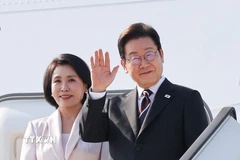 Tổng thống Hàn Quốc Lee Jae Myung và Đệ nhất phu nhân Kim Hea Kyung lên máy bay tại sân bay quốc tế Haneda ở Tokyo để khởi hành sang Mỹ sau khi kết thúc chuyến thăm Nhật Bản, ngày 24/8/2025. (Ảnh: Yonhap/TTXVN)