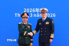 Thượng tướng Đổng Quân, Bộ trưởng Bộ Quốc phòng Trung Quốc đón Đại tướng, Bộ trưởng Quốc phòng Phan Văn Giang và đoàn tại Cửa khẩu quốc tế Đông Hưng (Trung Quốc) trong khuôn khổ hoạt động Giao lưu hữu nghị Quốc phòng biên giới Việt Nam-Trung Quốc lần thứ 10 tại Trung Quốc ngày 19/3/2026. (Ảnh: Trọng Đức/TTXVN)