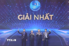 Trưởng Ban Tuyên giáo và Dân vận Trung ương Nguyễn Trọng Nghĩa, Đại tướng Trịnh Văn Quyết, Chủ nhiệm Tổng cục Chính trị Quân đội nhân dân Việt Nam trao giải Nhất cho các tác giả. (Ảnh: Phương Hoa/TTXVN)