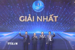 Trưởng Ban Tuyên giáo và Dân vận Trung ương Nguyễn Trọng Nghĩa, Đại tướng Trịnh Văn Quyết, Chủ nhiệm Tổng cục Chính trị Quân đội nhân dân Việt Nam trao giải Nhất cho các tác giả. (Ảnh: Phương Hoa/TTXVN)