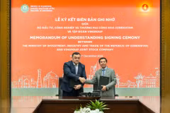Ông Kasimov Ilzat Ablaxatovich, Thứ trưởng bộ Đầu tư, Công nghiệp và Thương mại Uzbekistan (bên trái) và ông Nguyễn Việt Quang, Phó Chủ tịch kiêm Tổng Giám đốc Tập đoàn Vingroup (bên phải) tại buổi ký kết biên bản ghi nhớ hợp tác.
