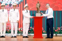 Tổng Bí thư, Chủ tịch nước Tô Lâm trao tặng bức tượng Chủ tịch Hồ Chí Minh cho Trung tâm Kỹ thuật nghiệp vụ (Bộ Công an).