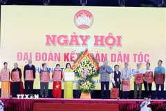 Tổng Bí thư Tô Lâm tặng quà cho các gia đình tiêu biểu. (Ảnh: Thống Nhất/TTXVN)