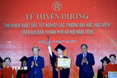 Các thủ khoa được tuyên dương. (Ảnh: Tuấn Anh/TTXVN)