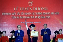 Các thủ khoa được tuyên dương. (Ảnh: Tuấn Anh/TTXVN)