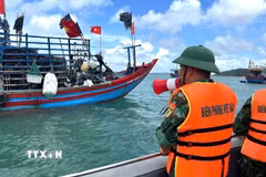 Đồn Biên phòng Thanh Lân (Ban Chỉ huy Bộ đội Biên phòng Quảng Ninh) kêu gọi ngư dân đưa tàu thuyền vào nơi tránh trú an toàn. (Ảnh: TTXVN phát)