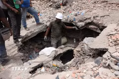 Lực lượng cứu hộ tìm kiếm nạn nhân sau trận động đất tại Caraballeda, bang La Guaira, Venezuela. (Ảnh: THX/TTXVN phát)