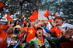 Khán giả đến sân vận động Việt Trì (tỉnh Phú Thọ) cổ vũ cho đội nhà Việt Nam. (Ảnh: Minh Quyết/TTXVN)
