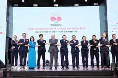 Đại biểu quan khách thực hiện nghi thức "Nắm chặt tay nhau" khai mạc Lễ hội Việt-Nhật tại Thành phố Hồ Chí Minh năm 2025. (Ảnh: Xuân Khu/TTXVN)