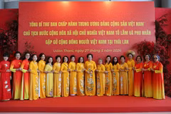 Kiều bào Thái Lan chụp ảnh lưu niệm tại Trung tâm VT Nam Nueng trong khi chờ đón Tổng Bí thư, Chủ tịch nước Tô Lâm. (Ảnh: Đỗ Sinh/TTXVN)
