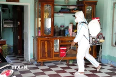 Phường Hàm Thắng huy động tổng lực tổng vệ sinh, phun hóa chất diệt khuẩn với quyết tâm không để xảy ra dịch bệnh sau lũ. (Ảnh: Hồng Hiếu/TTXVN)