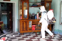 Phường Hàm Thắng huy động tổng lực tổng vệ sinh, phun hóa chất diệt khuẩn với quyết tâm không để xảy ra dịch bệnh sau lũ. (Ảnh: Hồng Hiếu/TTXVN)