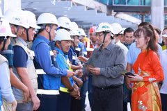 Thủ tướng Phạm Minh Chính chúc Tết công nhân đang thi công dự án Nhà ga hành khách T3 - Cảng hàng không quốc tế Tân Sơn Nhất. (Ảnh: Dương Giang/TTXVN)