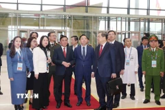 Thường trực Ban Bí thư Trần Cẩm Tú kiểm tra khu vực sảnh trước của Trung tâm hội nghị. (Ảnh: Phương Hoa/TTXVN)