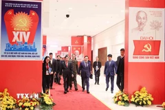 Thường trực Ban Bí thư Trần Cẩm Tú kiểm tra khu vực Trung tâm hội nghị. (Ảnh: An Đăng/TTXVN)