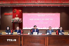 Bí thư Thành ủy Hà Nội Nguyễn Duy Ngọc và các đồng chí Thường trực Thành ủy chủ trì hội nghị. (Ảnh: Văn Điệp/TTXVN)