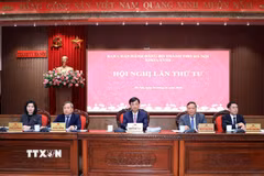 Bí thư Thành ủy Hà Nội Nguyễn Duy Ngọc và các đồng chí Thường trực Thành ủy chủ trì hội nghị. (Ảnh: Văn Điệp/TTXVN)