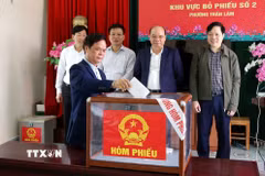 Tỉnh Hưng Yên vận hành thử quy trình bỏ phiếu bầu cử. (Ảnh: Mạnh Khánh/TTXVN)