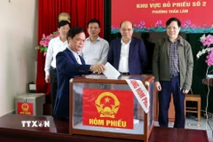 Tỉnh Hưng Yên vận hành thử quy trình bỏ phiếu bầu cử. (Ảnh: Mạnh Khánh/TTXVN)