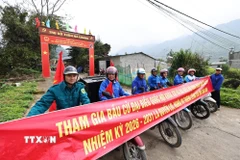 Đoàn thanh niên xã Quản Bạ, Tuyên Quang tuyên truyền lưu động về công tác bầu cử trên địa bàn xã. (Ảnh: Minh Đức/TTXVN)