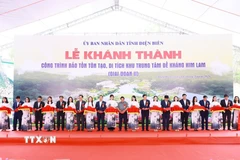 Thủ tướng Phạm Minh Chính và các đại biểu cắt băng khánh thành công trình bảo tồn, tôn tạo di tích Khu trung tâm đề kháng Him Lam (giai đoạn II). (Ảnh: Dương Giang/TTXVN)