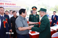 Thủ tướng Phạm Minh Chính với các đại biểu dự lễ khánh thành. (Ảnh: Dương Giang/TTXVN)