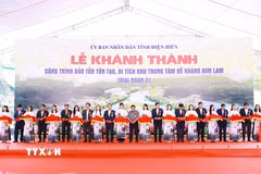 Thủ tướng Phạm Minh Chính và các đại biểu cắt băng khánh thành công trình bảo tồn, tôn tạo di tích Khu trung tâm đề kháng Him Lam (giai đoạn II). (Ảnh: Dương Giang/TTXVN)