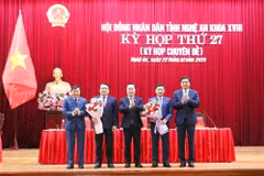 Các đồng chí Thường trực Tỉnh ủy tặng hoa chúc mừng ông Hoàng Phú Hiền và ông Phùng Thành Vinh. (Nguồn: Cổng Thông tin Điện tử tỉnh Nghệ An)