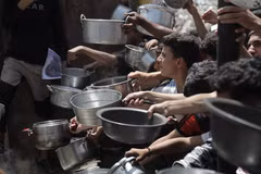 Người dân Palestine chờ được phát thực phẩm cứu trợ tại trại tị nạn Jabalia, Dải Gaza. (Ảnh: THX/TTXVN)