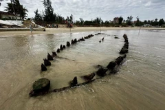 Vị trí tàu nằm sát bờ biển phường Hội An Tây, thành phố Đà Nẵng. (Ảnh: Trần Lê Lâm/TTXVN)